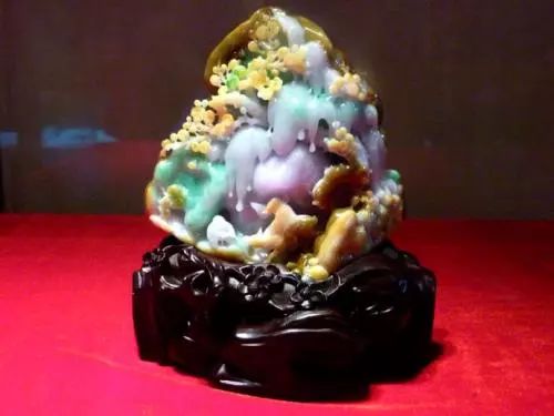 翡翠|视野丨1000万买下的翡翠毛料，一刀切出稀有的四色手镯！