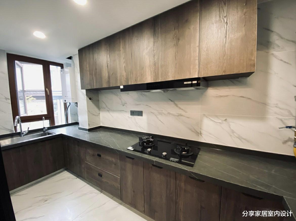 她第一次装修130平新房，坚持全屋木地板，电视墙设计非常实用！