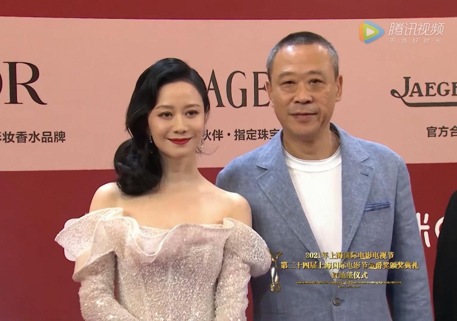 郑秀文|金爵奖红毯：周冬雨深V到肚脐，陈都灵华服亮相却惹一身尴尬