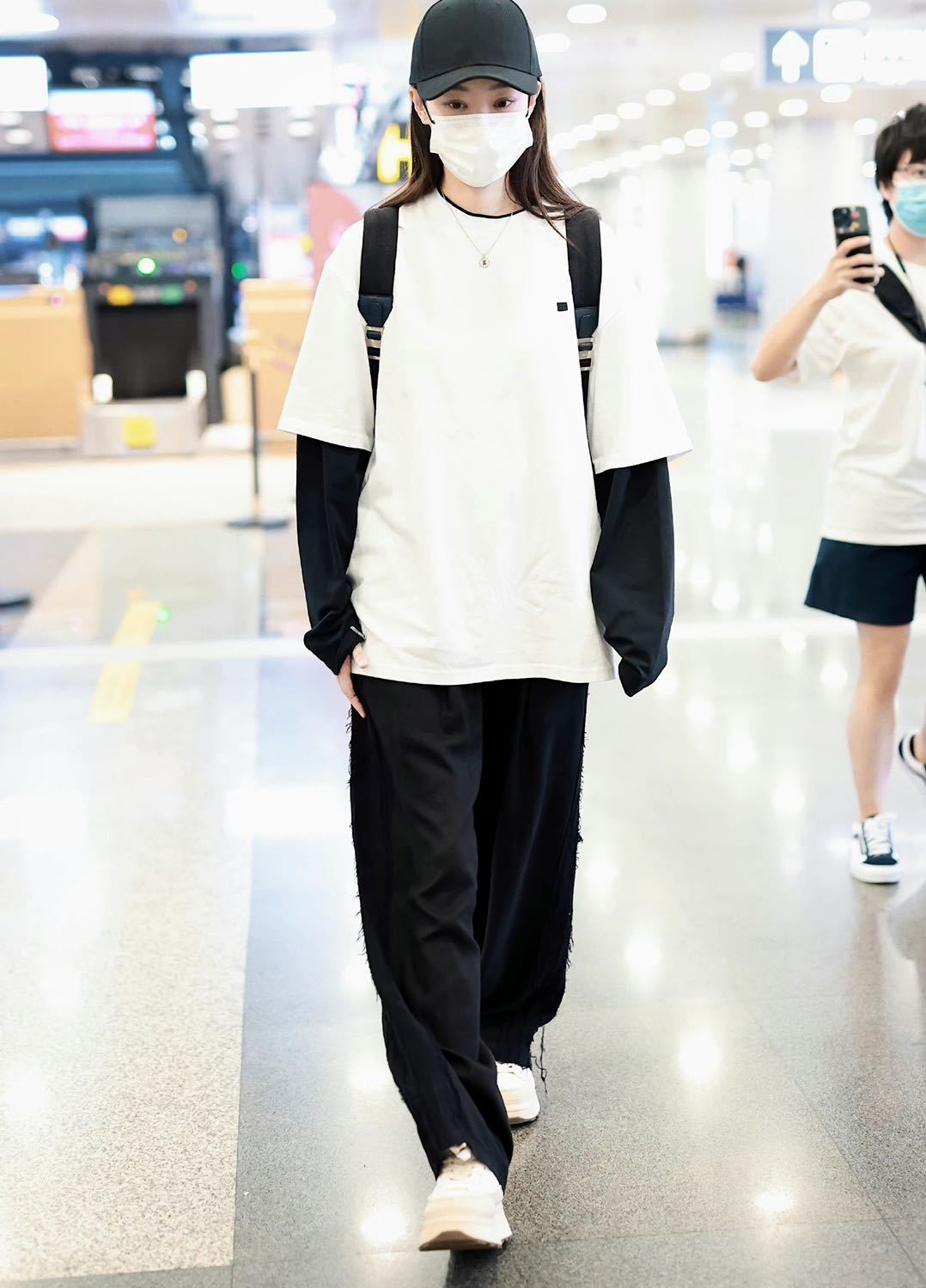 一街拍|网友影城偶遇贾玲张小斐，贾玲扎小辫子，张小斐戴帽耸肩好呆萌