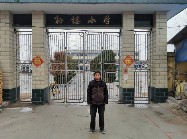 城市社评 因超生被开除，教师岗位被人顶替22年，64岁老人的漫漫维权路