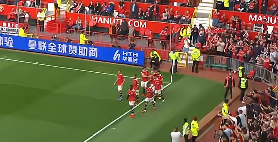 本可以不这么做的|全场沸腾！C罗回归首秀破门，双手指天庆祝，这一刻等了4507天