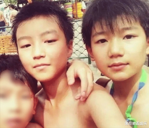 王俊凯|王俊凯童年洗澡照曝光！发量王者笑容纯真，粉色毛巾搓洗黝黑皮肤