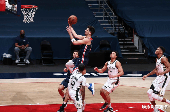 雄鹿队|险造大爆冷！威少轰42+12+10创纪录，雄鹿8人上双字母哥33+11+11