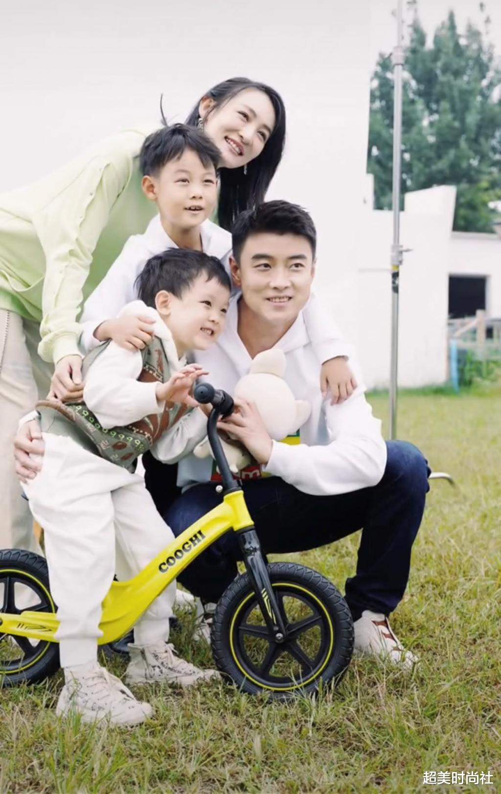 超美时尚社|世界冠军王皓全家出游,一家四口高颜值被赞,妻子美貌不输明星