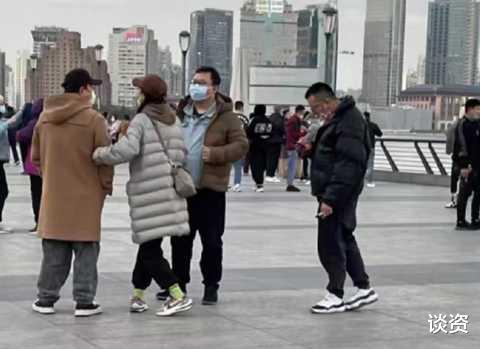 黄渤|47岁黄渤与异性逛街，多次同行互动显亲密，酒吧买醉至凌晨两点