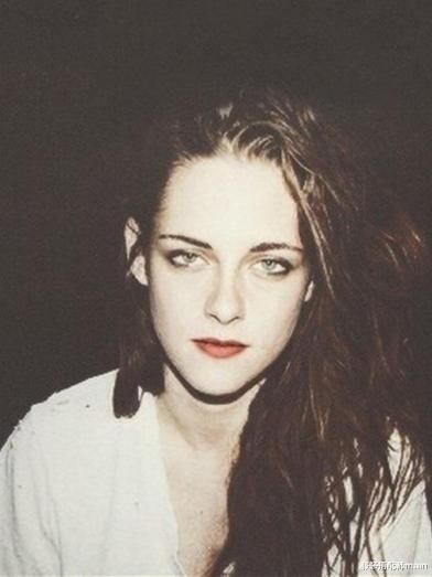 服装搭配师main|她是荧屏女神“暮光女”,剪短发越变越帅,光脚走红毯被赞真性情