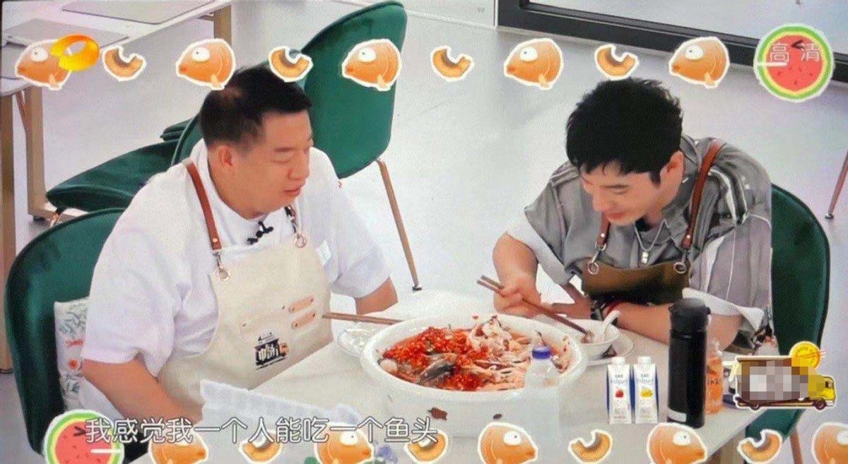 鸡蛋|黄晓明罕见家中做饭！厨房宽敞装修简朴，手法生疏菜品卖相无食欲