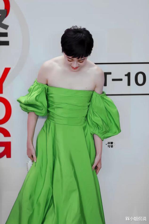 槑小姐侃说 孙俪人到40就变样了,穿绿色露肩裙略显暗沉,脖子前倾体态不佳