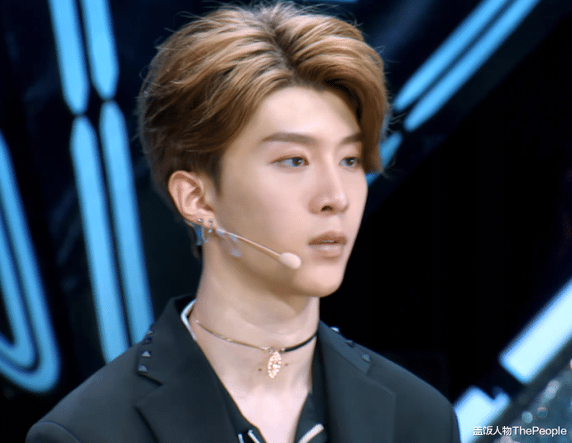 明星素颜|为美白脱腿毛,秀细腰细腿,还化烟熏大浓妆,好好做男人不好吗?