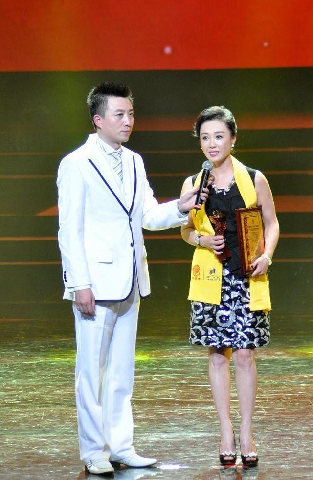 潮帮先生|傅艺伟越老越有味道，穿一身“假露肩裙”亮相，年近60仍优雅迷人
