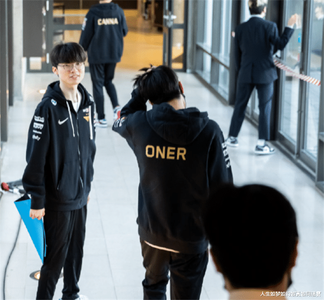 faker|四强赛后faker扣马场下相见，一个微笑一个拥抱，老粉心酸：最好师徒