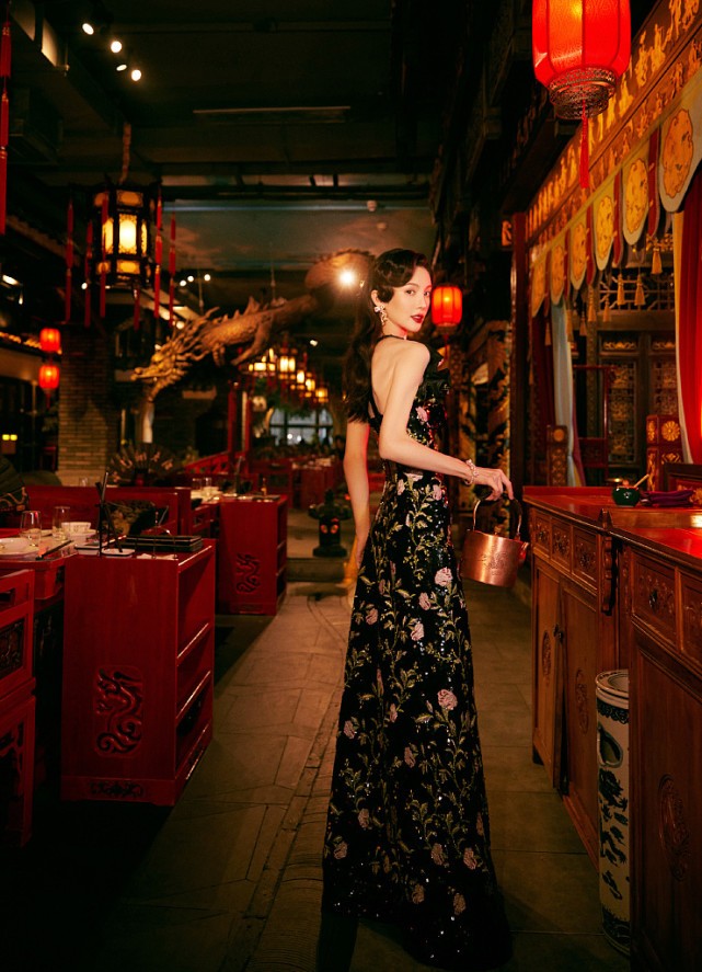 发型 金晨的体态好适合复古风，一袭古典印花裙配贴面发型，好古典