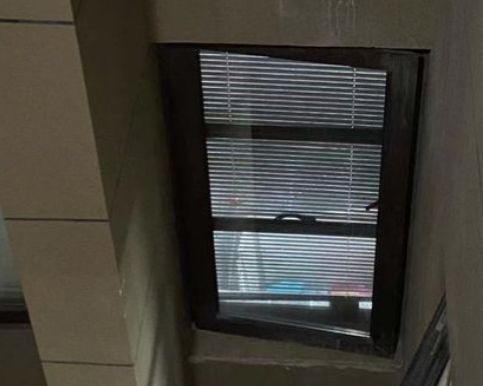 购房置业|女子发现自家装的百叶窗帘，形同摆设：洗了两年澡，竟啥也遮不住