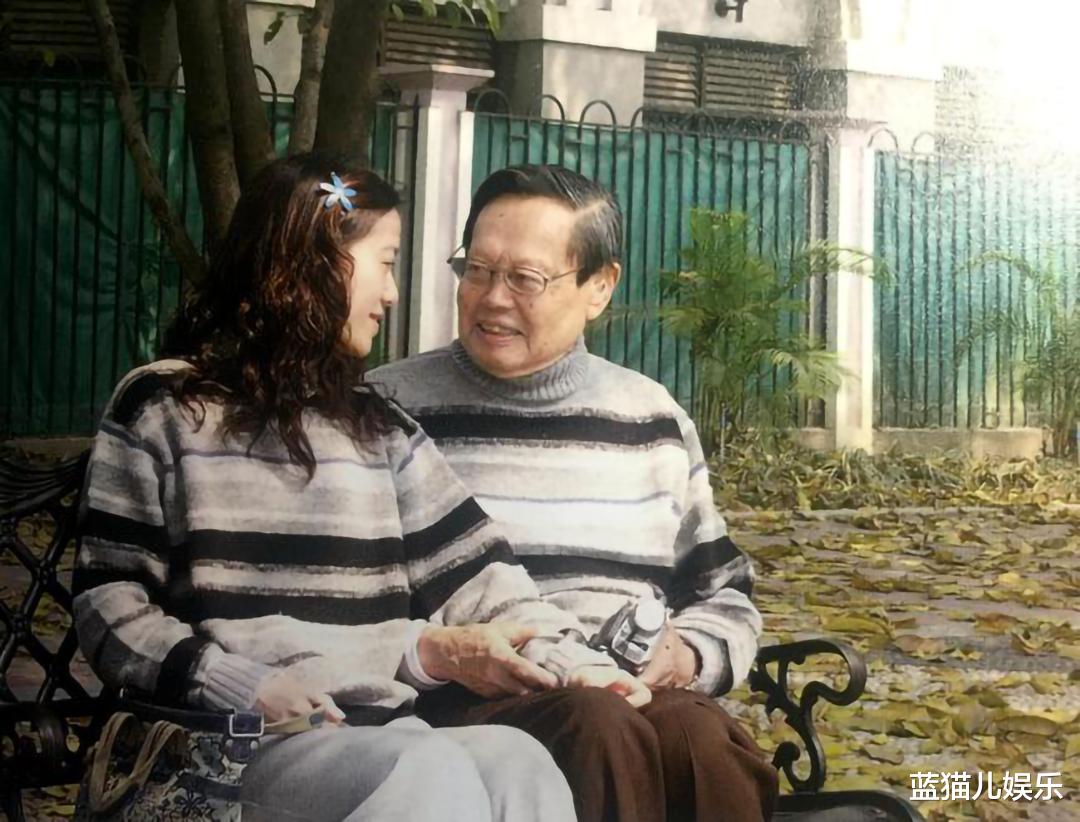 杨振宁|98岁杨振宁精神饱满，44岁翁帆却臃肿显老，网友慨叹：16年不容易