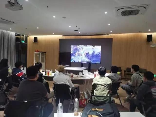 DOTA|网易黑豚战队“小TI”举盾，冠军荣耀源于为热爱全心投入的价值观
