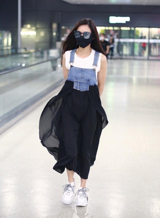 潮流前沿|李若彤才是真“仙女”，穿拼接背带裙配无袖背心，清新飘逸太灵动