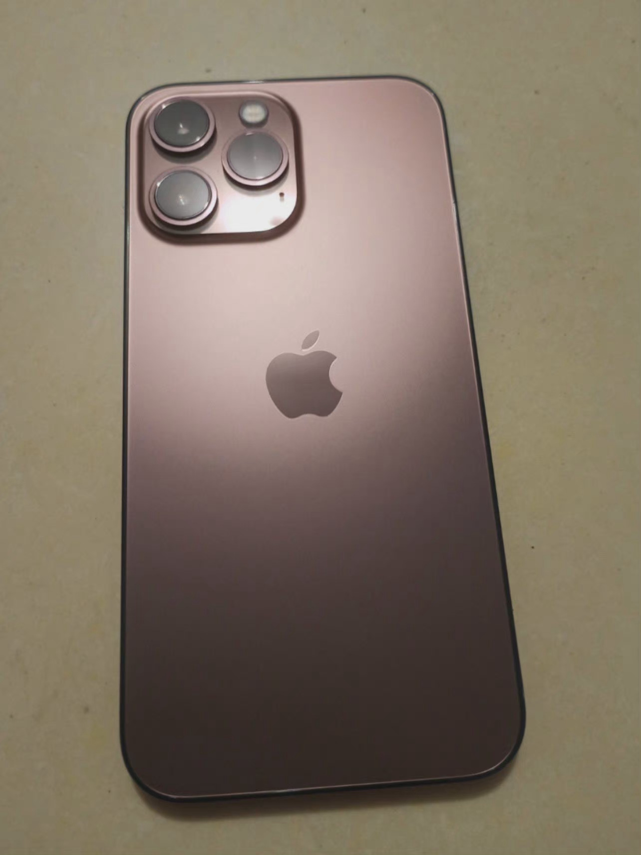 赛力斯|iPhone 13 Pro Max机模曝光，采用全新玫瑰金，相机尺寸有点夸张