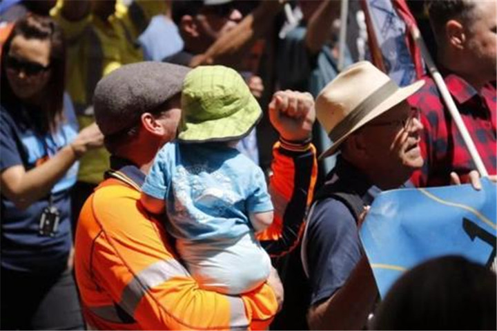 青芒解密 这回捅了马蜂窝，澳洲10万人上街抗议并包围国会，要求莫里森下台