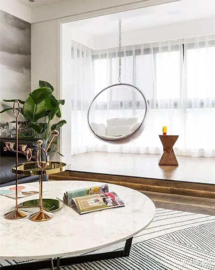 阳台只能铺瓷砖？时尚的年轻人都不喜欢这种设计了，看着就很土