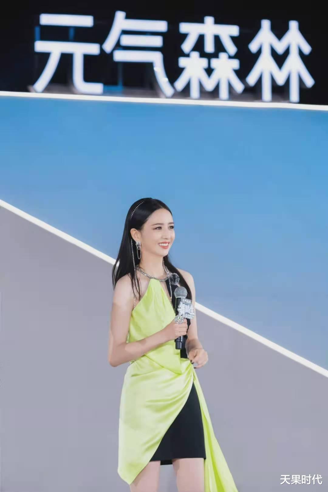 佟丽娅|佟丽娅挺省布料的，穿拼色挂脖裙亮相，这“身材”真叫人上头