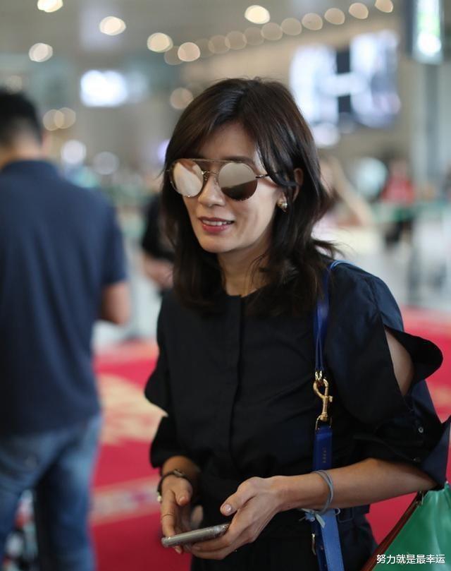 贾静雯|哪有46岁的老少女,在机场拍到贾静雯的素颜,脸松垮皮肤焉瘪!