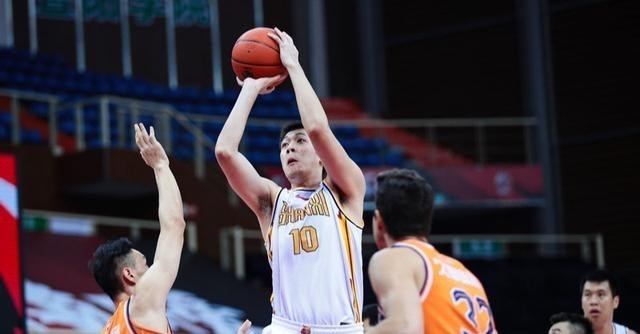 清浅微笑的我|上海队再次密谋大交易!曝前广东宏远名将加盟,携手李春江