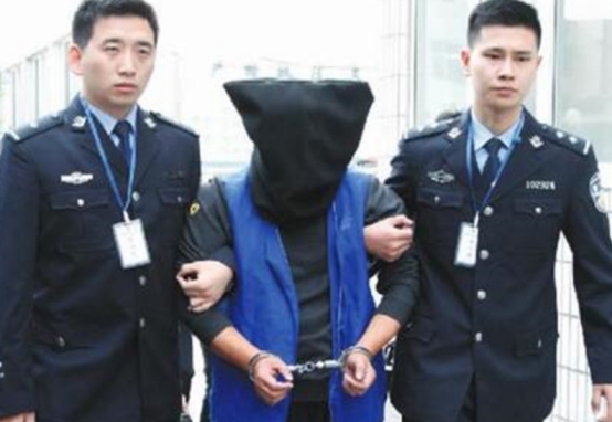 银行 他抢劫银行潜逃16年，用赃款打拼出几亿身家，还娶4位妻子生12娃