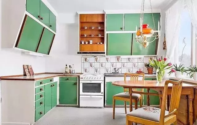 头一次见厨房吊柜这样装,科学、实用、再也不碰头!