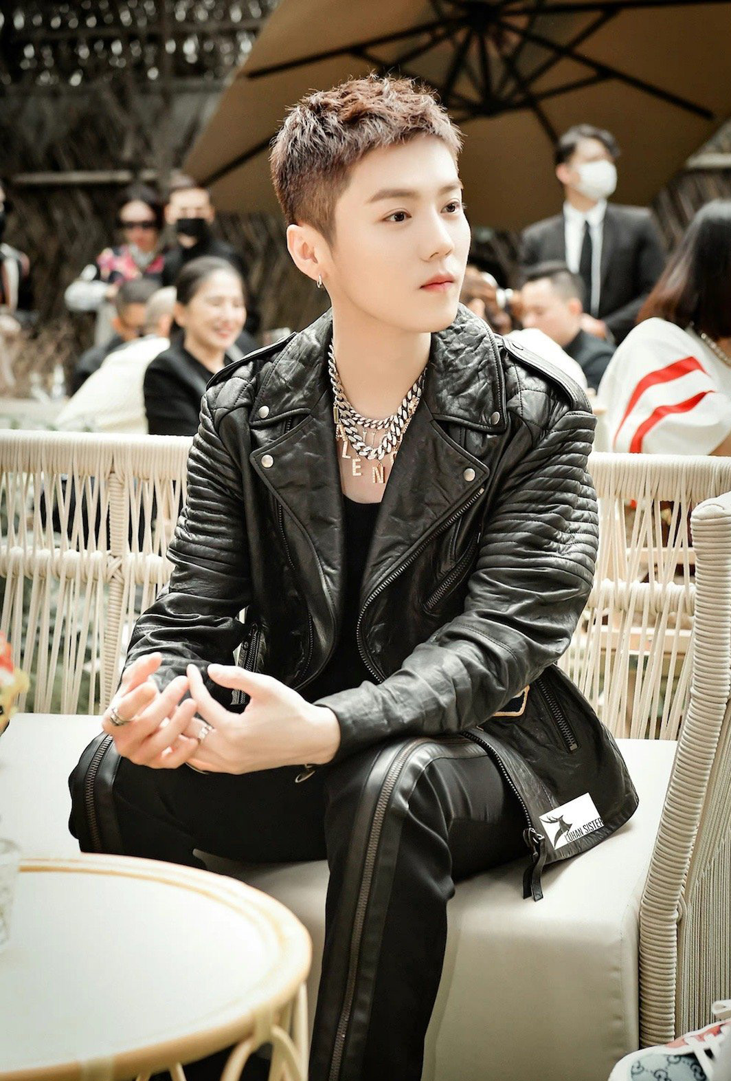 鹿晗|小鲜肉掀起硬汉风，蔡徐坤留胡须，黄子韬晒腹肌，鹿晗配大金项链