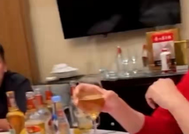 李幼斌|演员李幼斌与友人聚会，穿破洞毛衣喝茅台，“西门庆”李强也在场