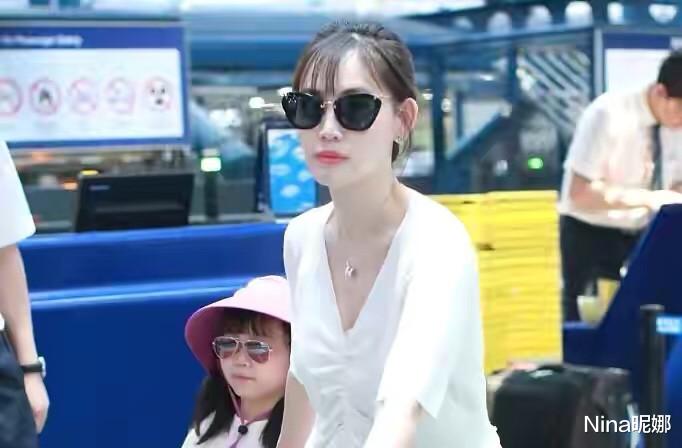 马蓉|马蓉玩视频不顾女儿，穿卫衣噘嘴摆拍大变样，染黄发红唇太像网红