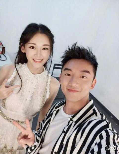 苗苗|苗苗亲手为女儿做裙子，母爱满满，无名指戴戒指更是抢镜