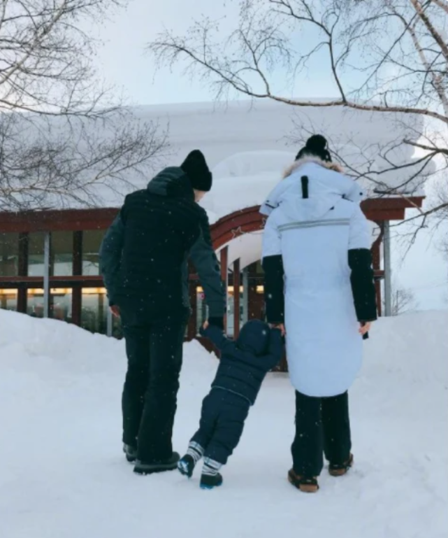 Angelababy|Baby带儿子参加生日会，皮肤白嫩少女感十足，小海绵长大许多