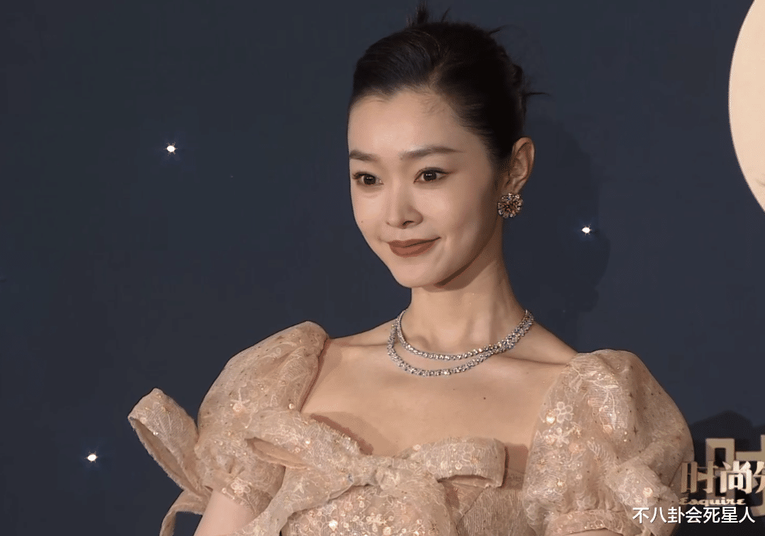 景甜|开年红毯来了！张雨绮一脸疲态，景甜大红唇，吴谨言干瘦冒青筋