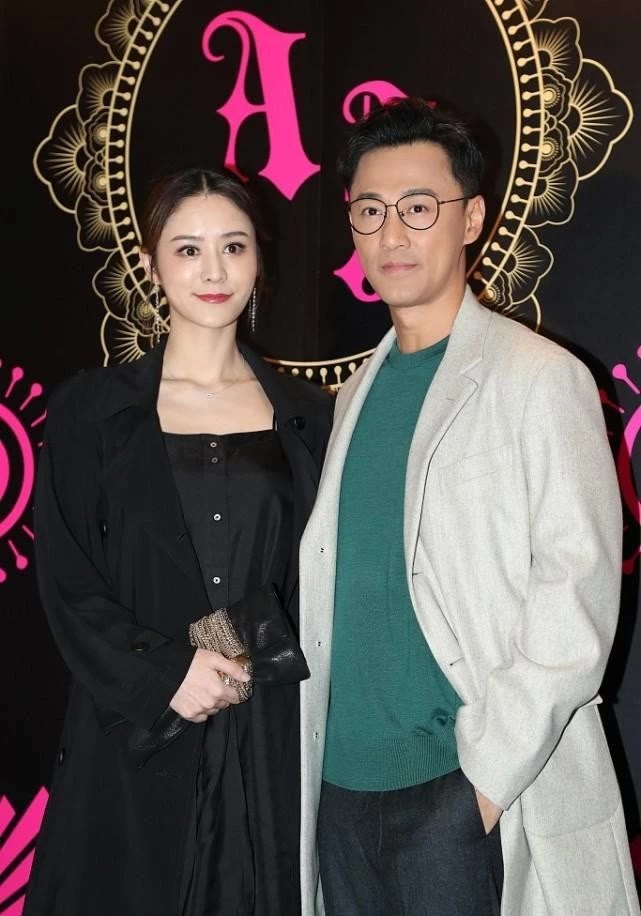 林峰|林峰两口子合体亮相，小娇妻穿一身黑太娇俏，站一起看不出差14岁