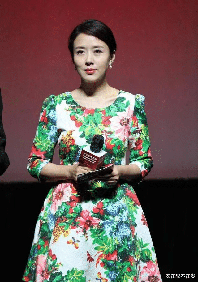 衣在配不在贵 43岁颜丹晨真任性，穿裙子偏要选“红配绿”，看着就老气也不优雅