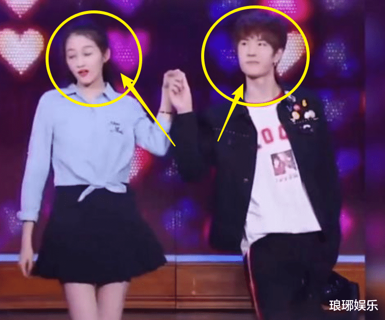 王一博|王一博关晓彤合体彩排好甜，王一博的举动成亮点，有无避嫌很显然