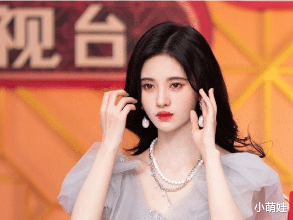 鞠婧祎|四千年美女翻车了？鞠婧祎穿低领装暴露缺陷，脖子粗到让人认不出