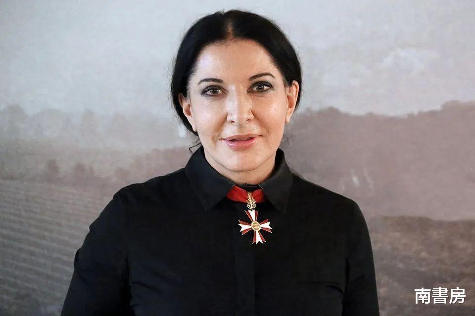 林生斌 国外女艺术家，为考验人性将自己麻醉任人摆布，实验仅5小时终止