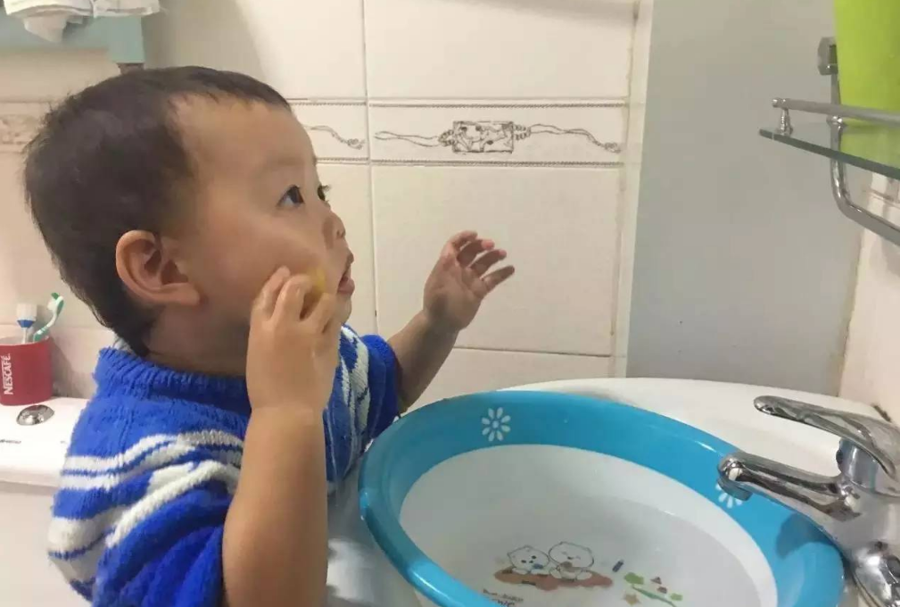 90育儿|10岁孩子一口烂牙，只因平时常吃的三种食物，家长都错怪糖果了