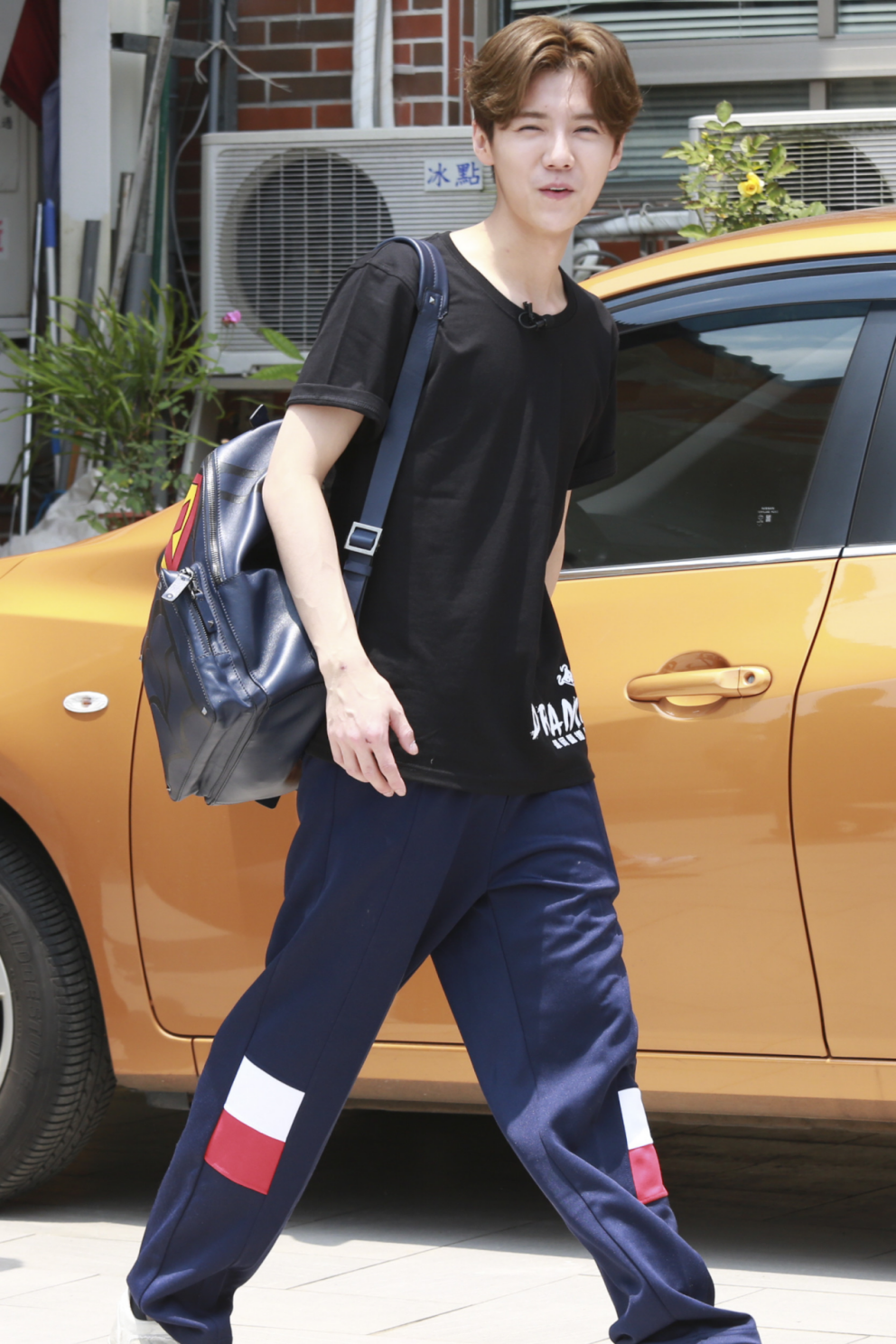 潮流搭配师甜甜|鹿晗“金色卷毛”发型真显嫩,复古造型散发英伦风,简单却有质感