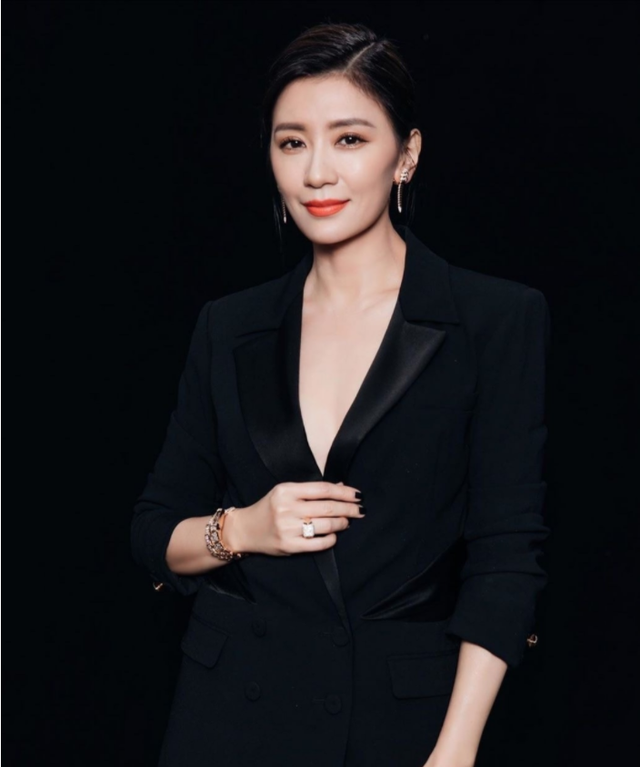 贾静雯|贾静雯：80、90年代的青春女神，一个被岁月遗忘的冻龄女神