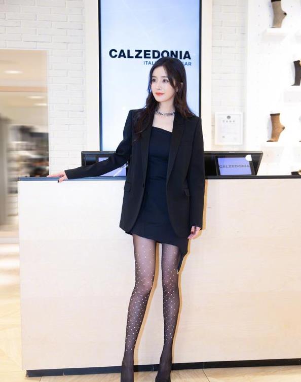 杨幂|杨幂深夜街头拍戏，穿亮片超短裙秀长腿，35岁还能和小鲜肉演情侣