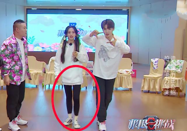 Angelababy|杨超越遇到对手了，和景甜同穿黑色铅笔裤，生图暴露爱豆真实腿型