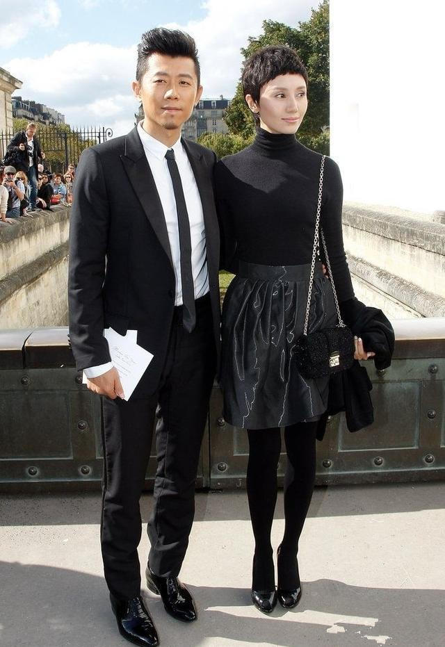 口红|袁泉换新发型“火”了！超短发搭配一身黑惊艳亮相，意外高级洋气