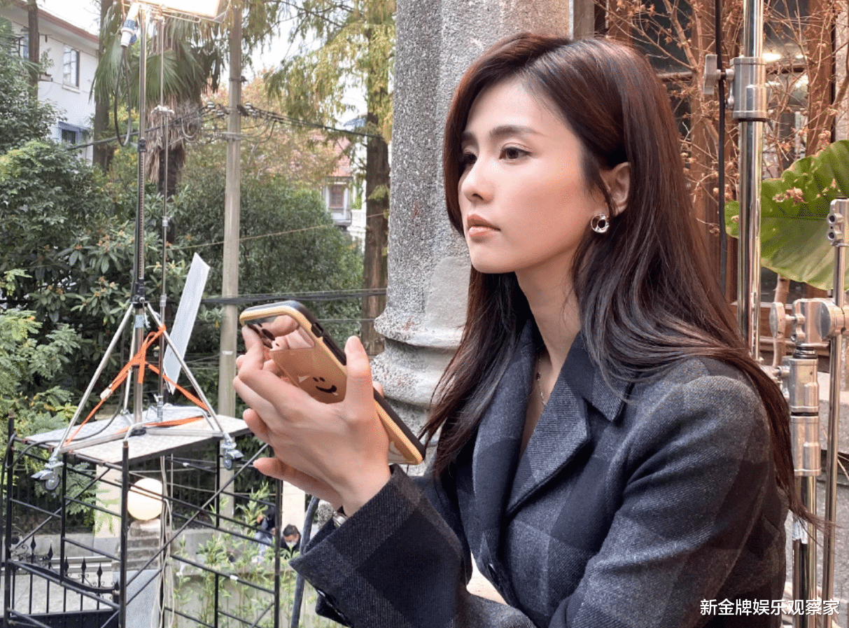 白梦妍|巩立姣单手拎起白鹿,暴露女神身材,身高165厘米才94斤?