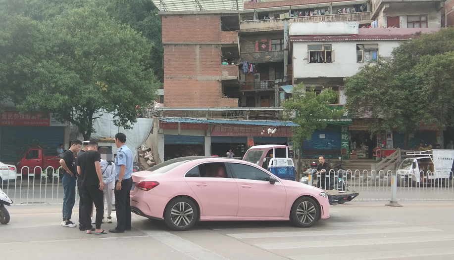 半岛晨报 真相大反转!声称“让车”被撞翻,行车记录仪视频秒打脸