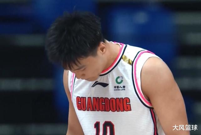廣東男籃|制霸內線！8分13籃板，得分不行防守來補，他依然是CBA的頂級中鋒