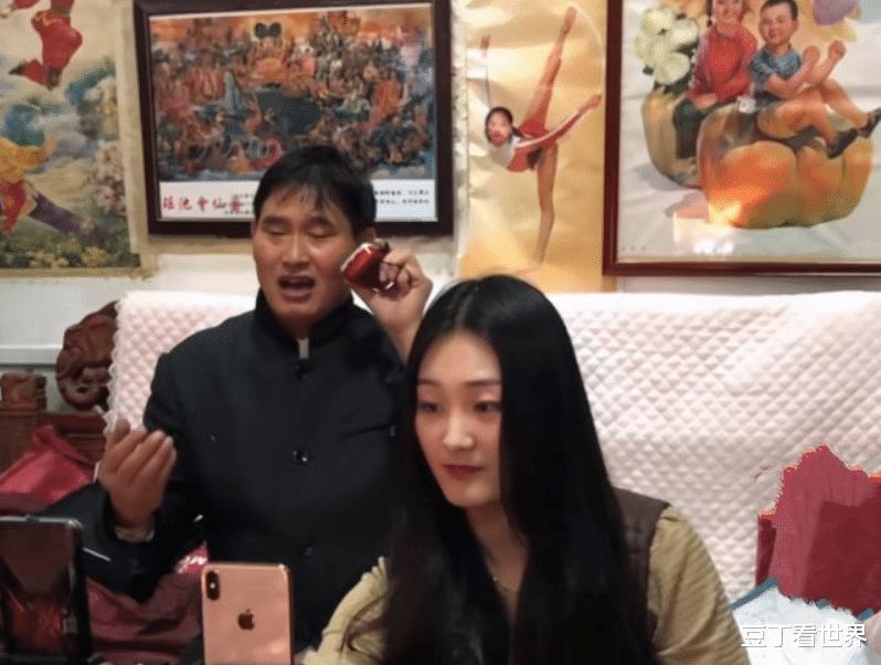 朱单伟|大衣哥儿媳和帅主播直播，朱单伟坐身后成摆设，真面目终于曝光！